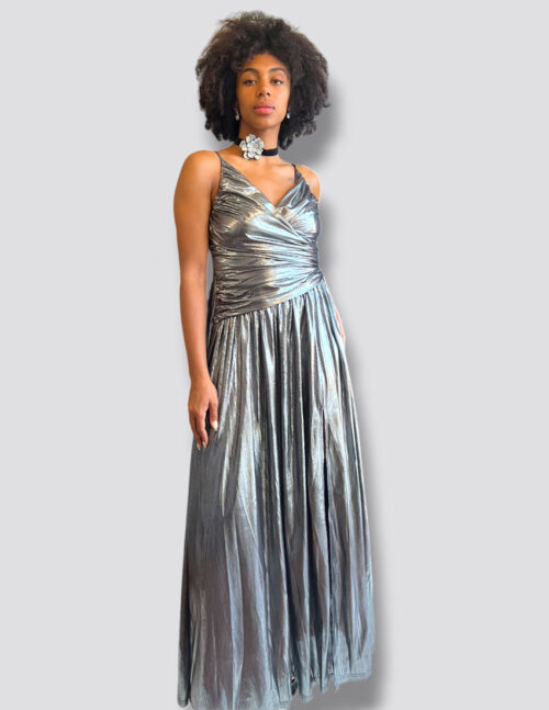 Vestido color plata, tirantes ajustables, escote cruzado, fruncido y abertura en pierna