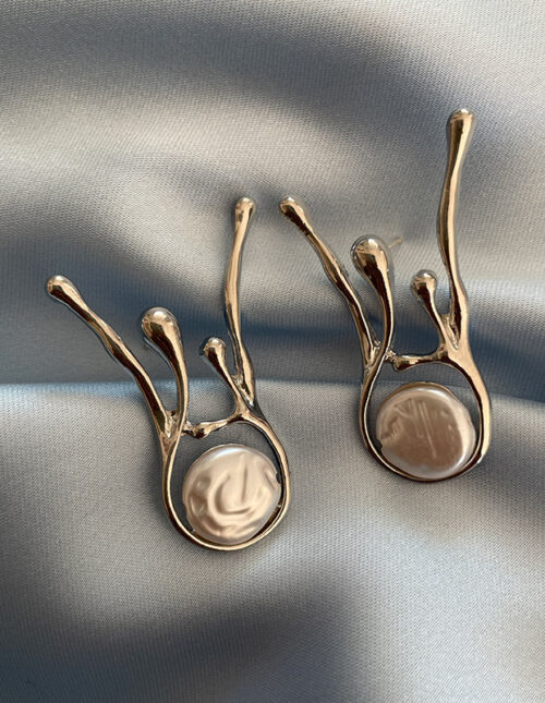 Aretes asimétricos con perlas
