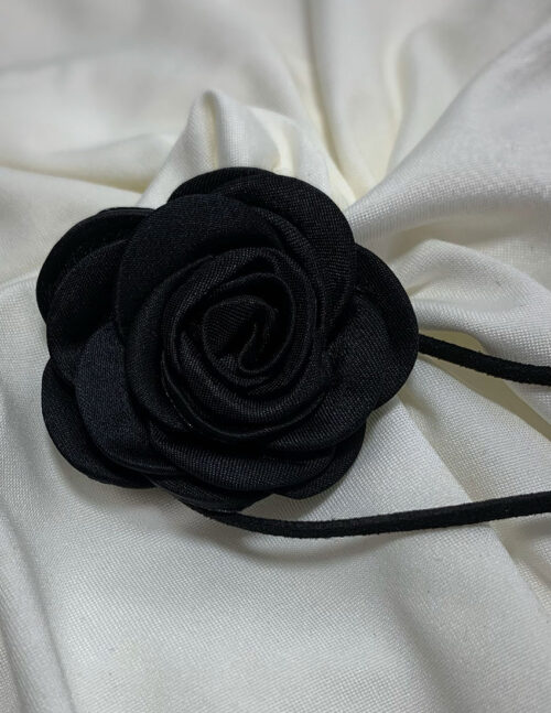 Flor pequeña, satin negro