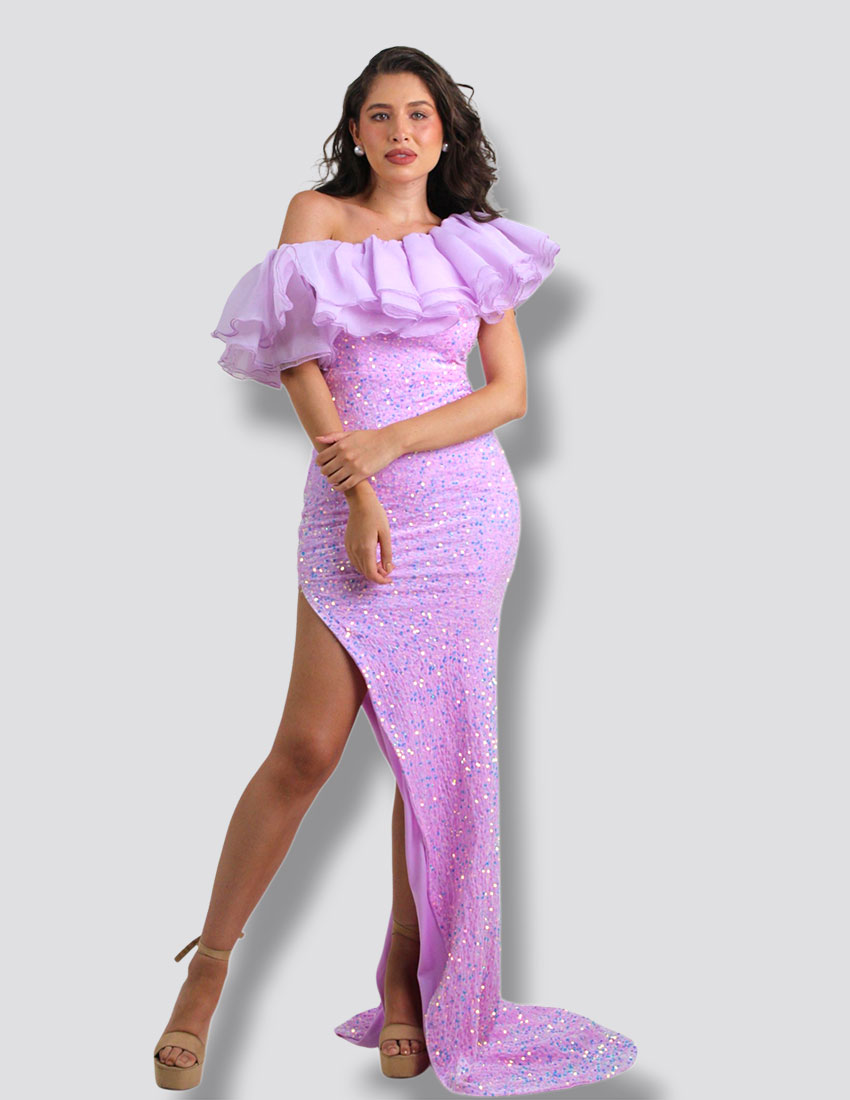 Vestido lila pastel, en velvet bordado de lentejuelas tornasol, hombros descubiertos con diseño de olanes en organza