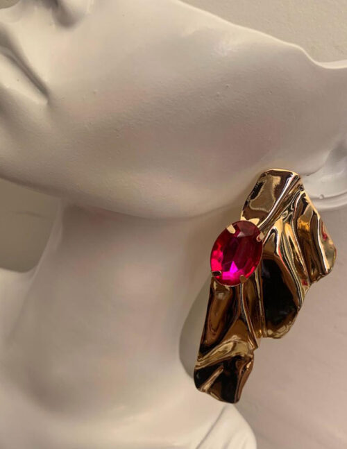 Maxi aretes dorados con cuenta en fucsia