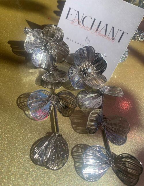 Aretes de metal largos en flor color plata