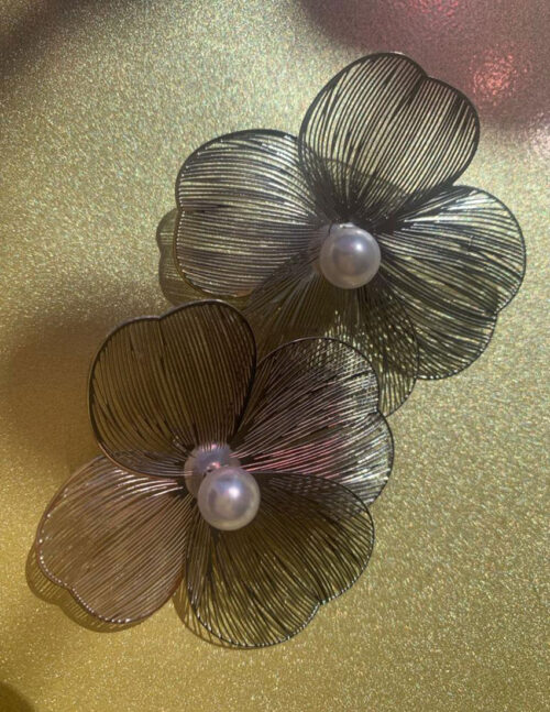 Aretes  de metal con patron de flores