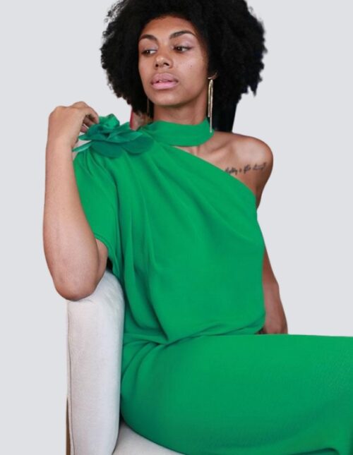 VESTIDO COLOR VERDE TIPO TUNICA CON DETALLE DE FLOR EN UN HOMBRO