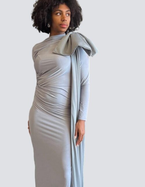 Vestido ajustado, gris claro likra, fruncido en el costado y mega moño en un hombro