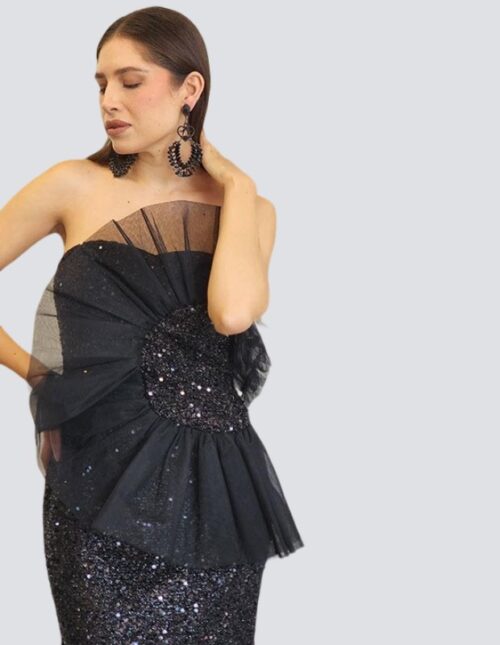 Vestido ajustado al cuerpo, lentejuelas, negro, detalle de tul
