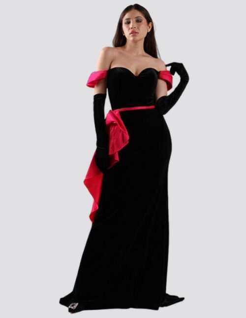 Vestido en velvet negro, escote corazon, corte sirena y diseño en fucsia mangas y costado de la cintura
