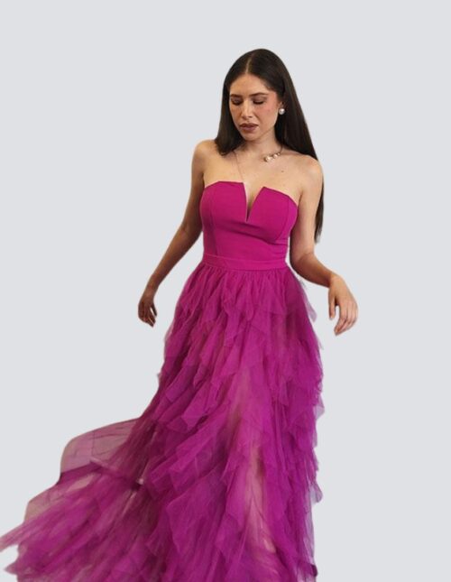 Vestido fucsia, straple y acabado en tul