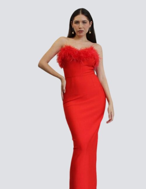 Vestido straples con plumas rojo, ajustado al cuerpo