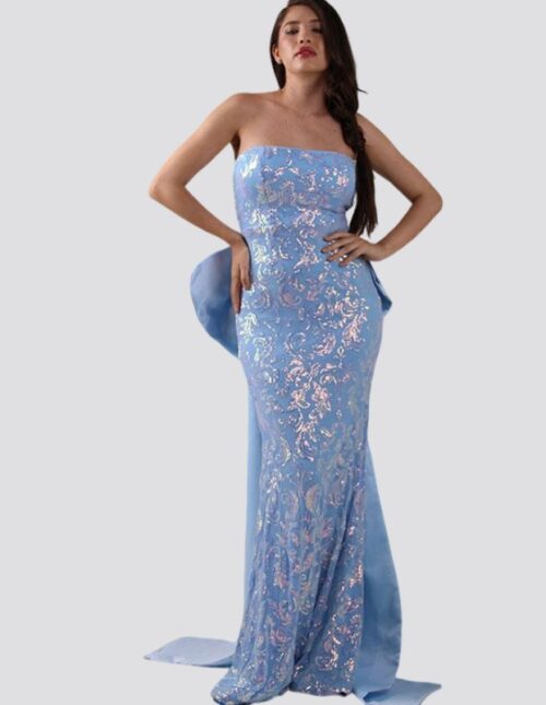 Vestido strapless, corte sirena, baby blue con lentejuela tornasol y diseño de moño en espalda
