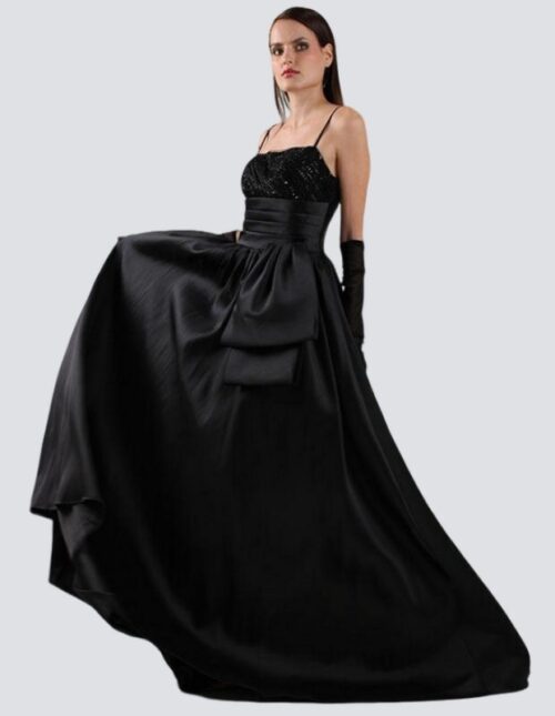 Vestido corte princesa, negro escote bordado en canutillo y lentejuela, con diseño de moño al un lado