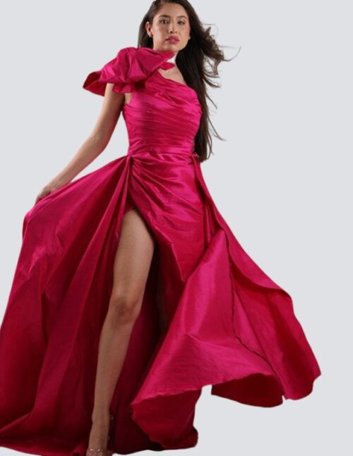 Vestido fucsia, diseño un hombro con moño, drapeado en busto y cauda amplia
