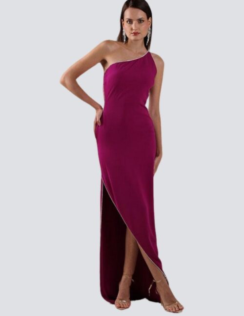 Vestido ajustado al cuerpo, un hombro color bugambilia con detalles de cordón cristales
