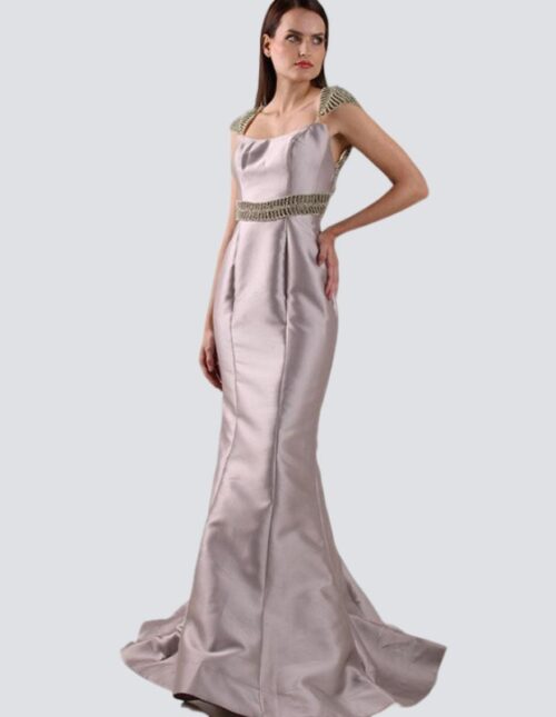 Vestido gris claro en tafeta satinada, ajustado al cuerpo y bordado en canutillo y perla