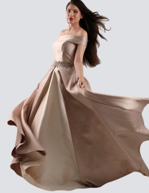 Vestido en tafeta satinada color nude, straple corte princesa y bordado cristales cintura