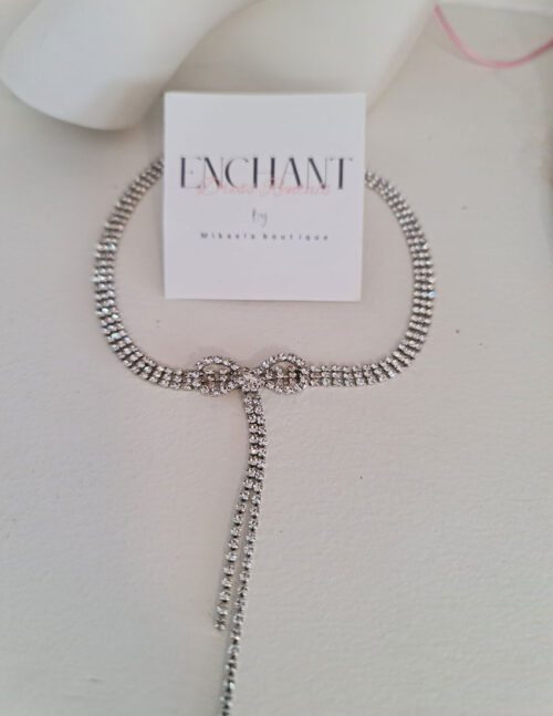 Collar tipo shoker cristales plata, diseño de moño