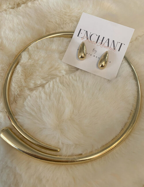 Set de gargantilla y par de aretes en forma de gota dorado