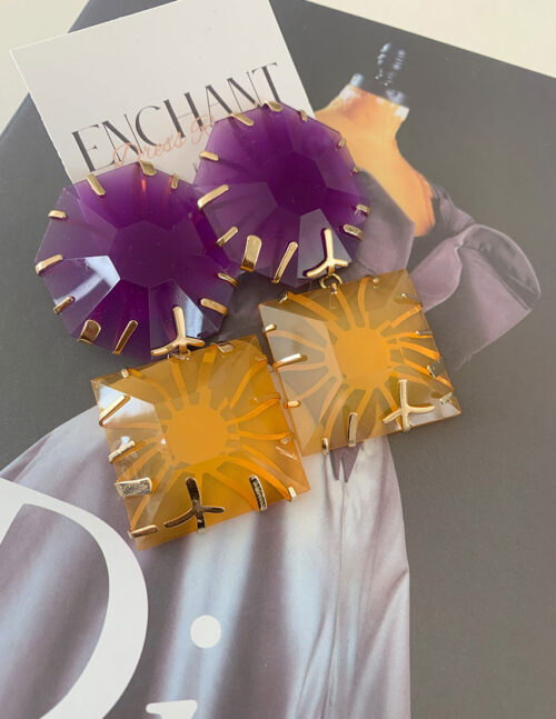 Aretes de resina en color morado y naranja