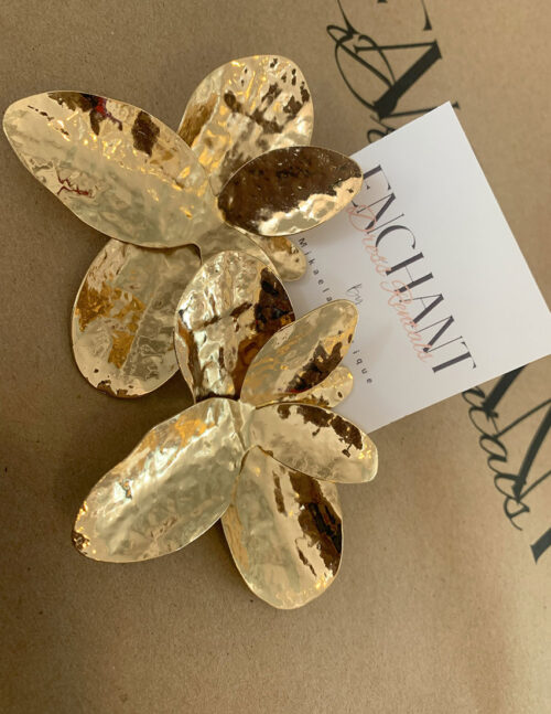 Aretes grandes de metal en forma de flor