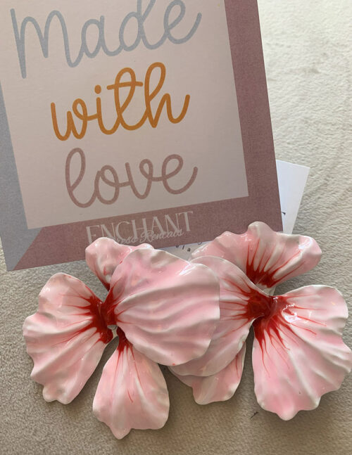 Aretes grandes de metal con diseño de flor en color rosa