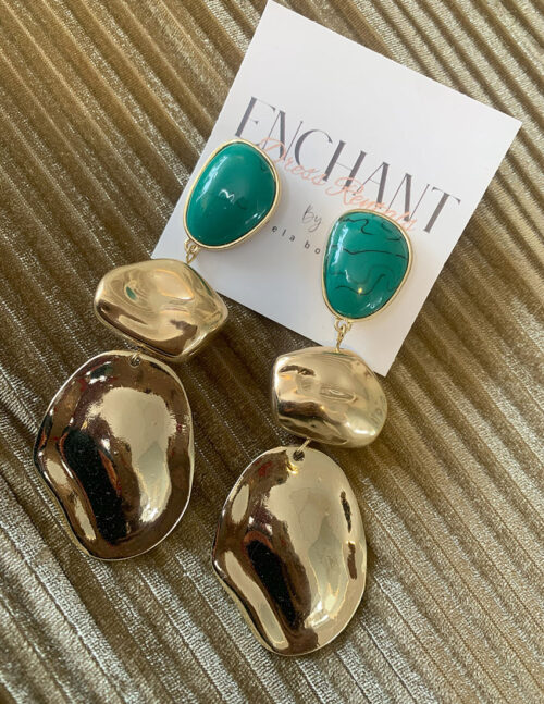 Aretes largos metálicos, con cuenta en verde jade