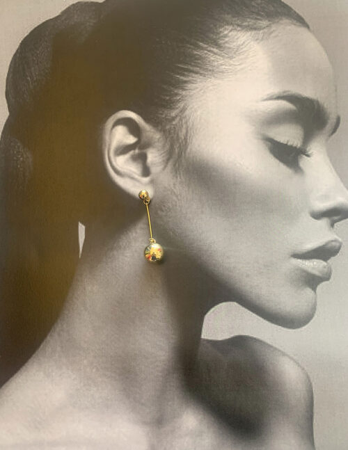 Aretes largos de bola de metal dorado