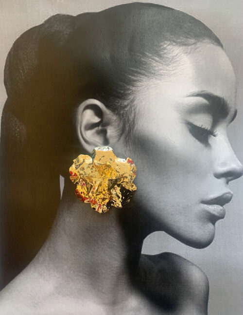 Maxi aretes metálicos flor dorada