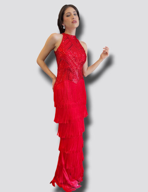 Vestido rojo, halter con lentejuelas, ajustado al cuerpo y flecos