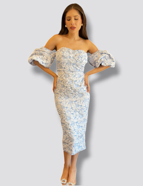 Vestido baby blue, ajustado al cuerpo, mangas bombachas con textura de flores