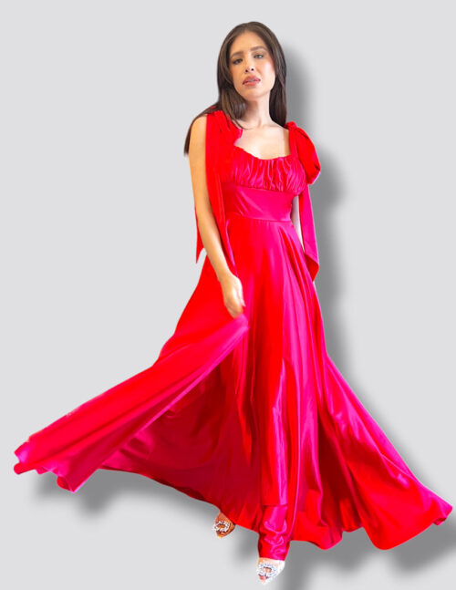 Vestido satin color rojo, escote cuadrado, corte princesa