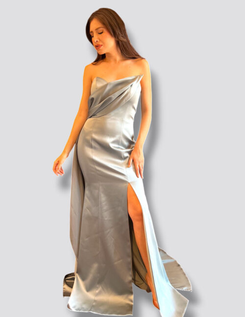 Vestido satin, verde menta diseño en escote pegado al cuerpo y cauda