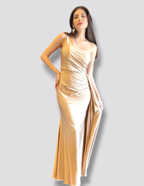 Vestido en color arena, diseño un hombro, ajustado al cuerpo y pequeña cauda a un costado