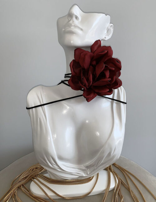 Collar shoker flor color burdeos