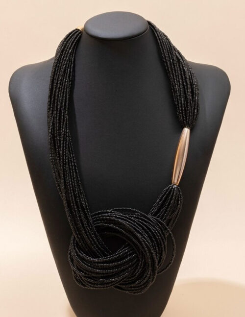 Collar largo hilos chaquira negro