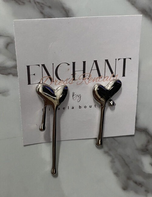 Aretes asimetricos corazón plateados