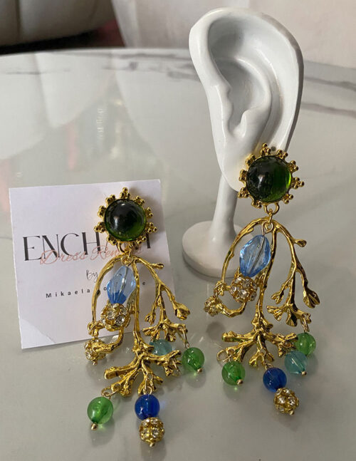 Aretes asimétricos dorados y cuentas de cristal tonos azules y verdes