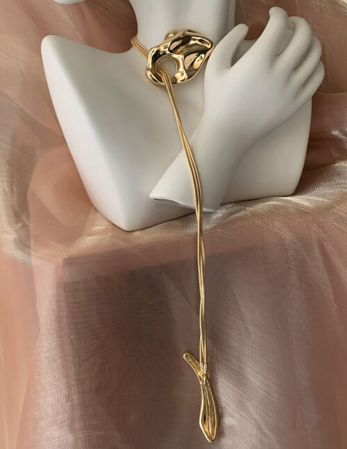Collar largo asimetrico dupe schiaparelli