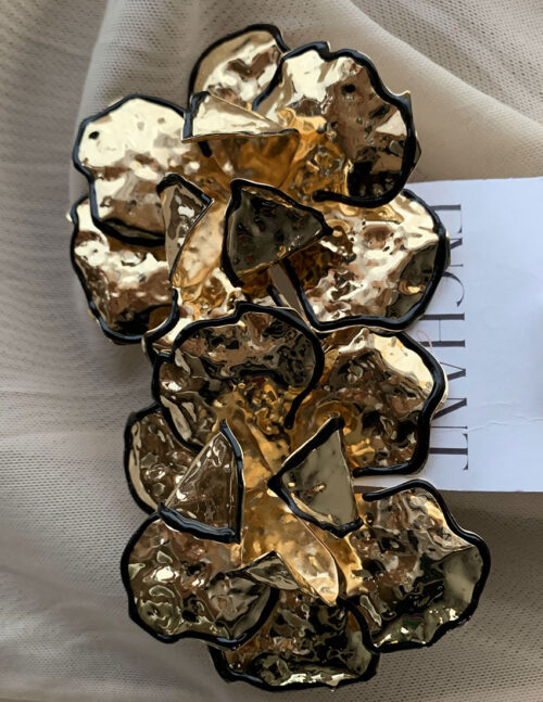 Maxi aretes con diseño de flor en 3D dorados y bies negro