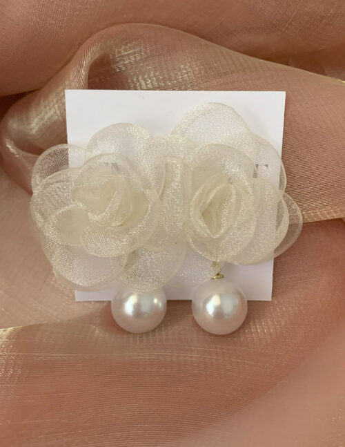 Aretes flor de tul y perla de imitación