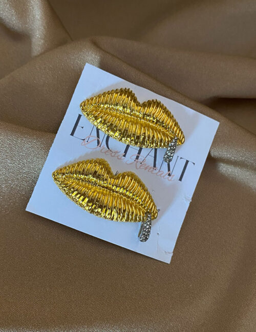 Aretes con diseño de labios metálicos