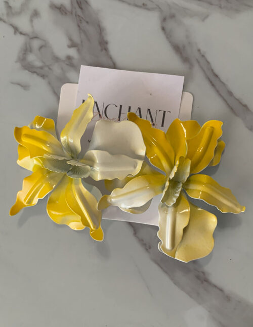 Maxi aretes metálicos diseño de flor amarillos