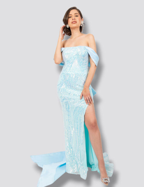 Vestido straple corte sirena, lentejuelas tornasol en tonos aqua y moño en espalda baby blue