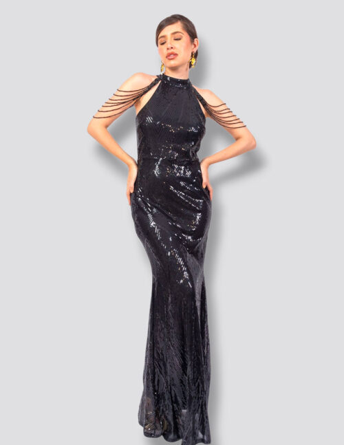 Vestido negro, bordado lentejuelas en forma de rombos, corte sirena y cadenas de chaquira en hombros