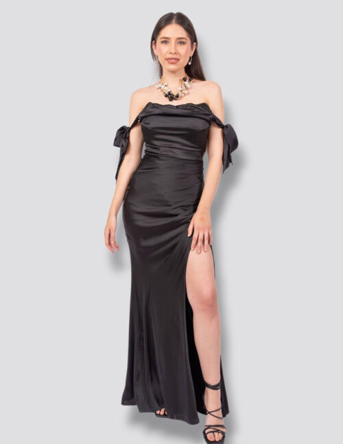 Vestido satin color negro, escote desbocado, abertura en pierna y listones en brazos