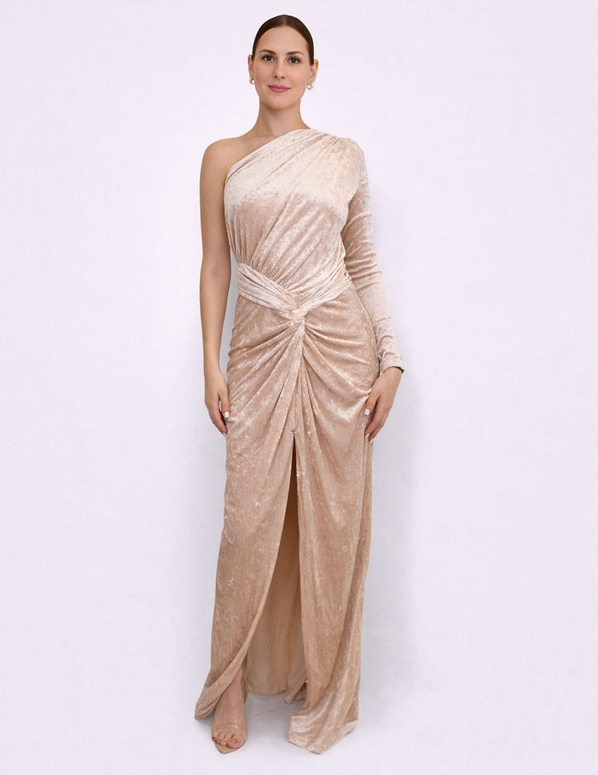 Vestido velvet beige pequeñas aplicaciones en plata, un solo hombro, fruncido en cintura