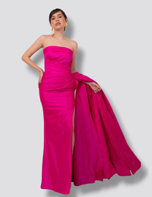 Vestido de importación fucsia, straple, ajustado al cuerpo con amplia cauda a un costado