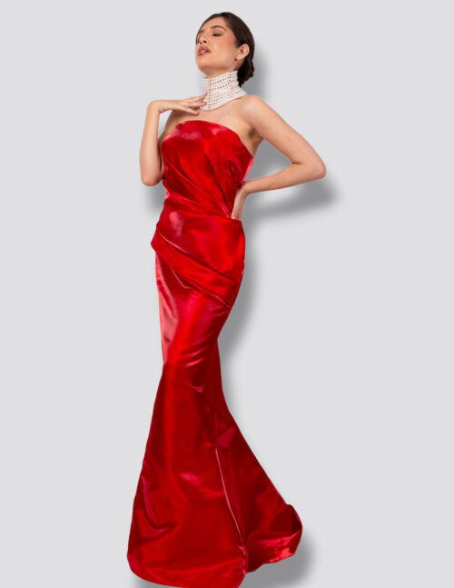 Vestido de importación, straple, color ruby con diseño drapeado