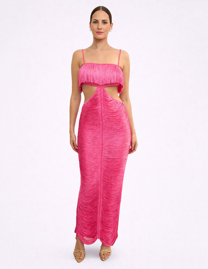 Vestido fucsia, tirantes ajustables y diseño flecos horizontales