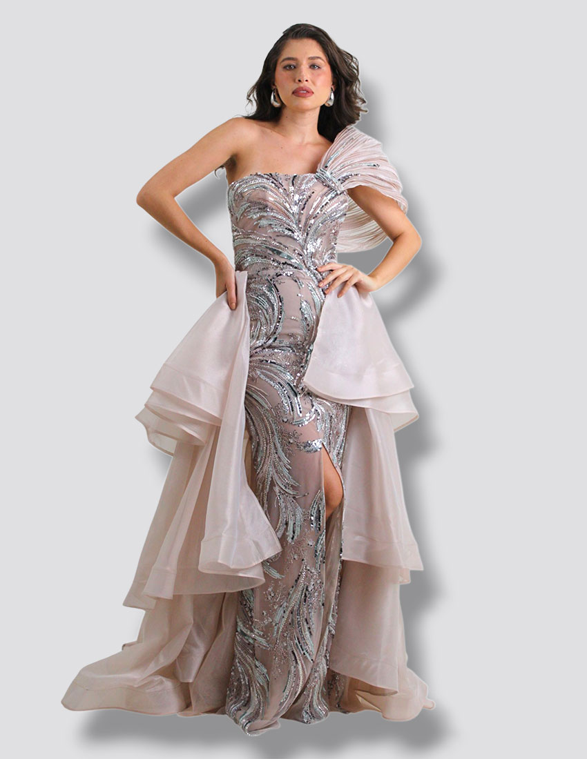 Vestido color champange, ajustado al cuerpo bordado en lentejuela y diseño en hombro, cauda amplia