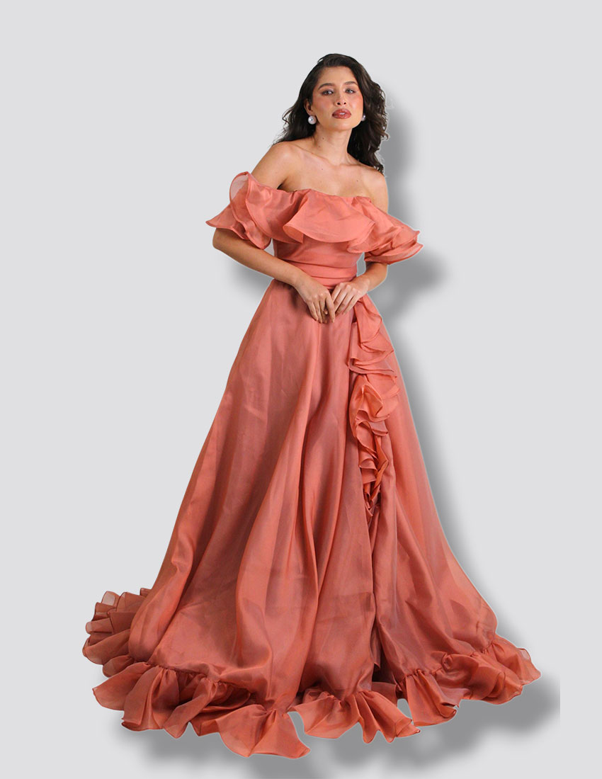 Vestido organza, color peach, corte princesa y delicados olanes en busto